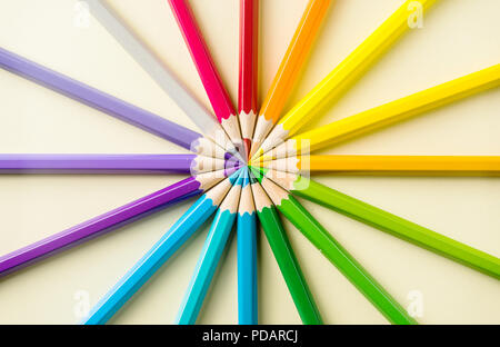 Business-Konzept - Draufsicht des Farbkreises Bleistift auf gelbem Papierhintergrund, Teamwork, united und Kommunikationskonzept Stockfoto