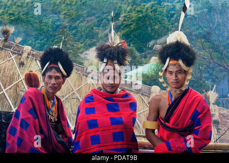 Naga tribal Männer in traditioneller Kleidung, Kisima Nagaland Hornbill Festival, Kohima, Nagaland, Indien Stockfoto