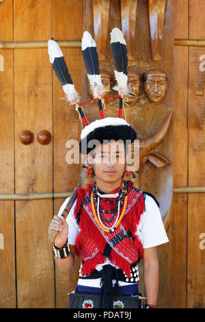 Naga tribal Mann im traditionellen Outfit, Kisima Nagaland Hornbill Festival, Kohima, Nagaland, Indien Stockfoto