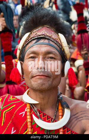 Naga tribal Mann im traditionellen Outfit, Kisima Nagaland Hornbill Festival, Kohima, Nagaland, Indien Stockfoto