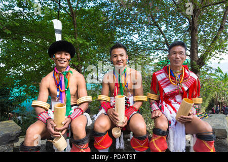 Naga tribal Männer in traditioneller Kleidung, Kisima Nagaland Hornbill Festival, Kohima, Nagaland, Indien Stockfoto