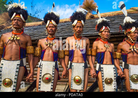 Naga tribal Männer in traditioneller Kleidung darstellende rituelle Tänze, Kisima Nagaland Hornbill Festival, Kohima, Nagaland, Indien Stockfoto