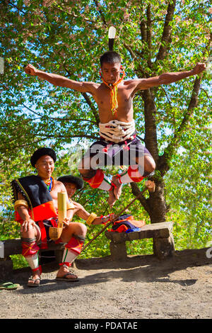 Naga tribal Mann im traditionellen Outfit einen Krieger Tanz, Kisima Nagaland Hornbill Festival, Kohima, Nagaland, Indien Stockfoto