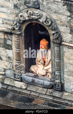 Hindu Sadhu in einem Schrein sitzt, heiliger Mann, Pashupatinath Tempel, Kathmandu, Nepal Stockfoto