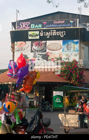 Spielzeug Aufblasbare Ballone und Street Food ist für Verkauf am Riverwalk in der Nähe des Mekong in Kampong Cham, Kambodscha. Stockfoto