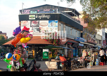 Spielzeug Aufblasbare Ballone und Street Food ist für Verkauf am Riverwalk in der Nähe des Mekong in Kampong Cham, Kambodscha. Stockfoto