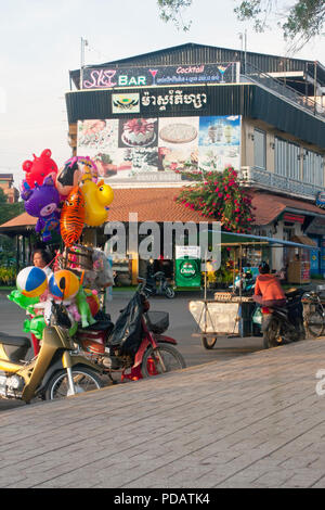 Spielzeug Aufblasbare Ballone und Street Food ist für Verkauf am Riverwalk in der Nähe des Mekong in Kampong Cham, Kambodscha. Stockfoto