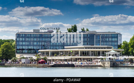 Blick vom östlichen Ufer des Maschsee an der Fassade des Courtyard Marriott Hotel in Hannover, Deutschland Stockfoto