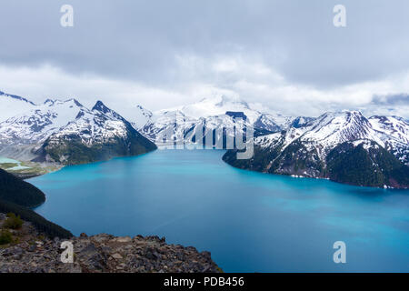 Herrlicher Panoramablick auf den See Garibaldi mit Schnee bedeckte Berge im Hintergrund Stockfoto