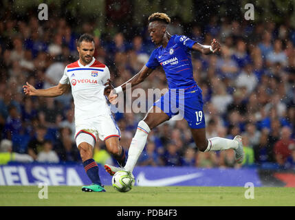 Chelsea's Tammy Abraham (rechts) und Lyon Jeremy Morel (links) Während der Internationalen Champions Cup Match an der Stamford Bridge, London. PRESS ASSOCIATION Foto. Bild Datum: Dienstag, 7. August 2018. Siehe PA-Geschichte Fussball Chelsea. Photo Credit: Adam Davy/PA-Kabel Stockfoto