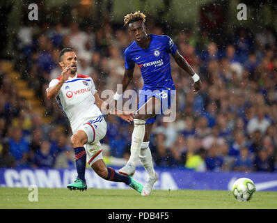 Chelsea's Tammy Abraham (rechts) und Lyon Jeremy Morel (links) Während der Internationalen Champions Cup Match an der Stamford Bridge, London. PRESS ASSOCIATION Foto. Bild Datum: Dienstag, 7. August 2018. Siehe PA-Geschichte Fussball Chelsea. Photo Credit: Adam Davy/PA-Kabel Stockfoto