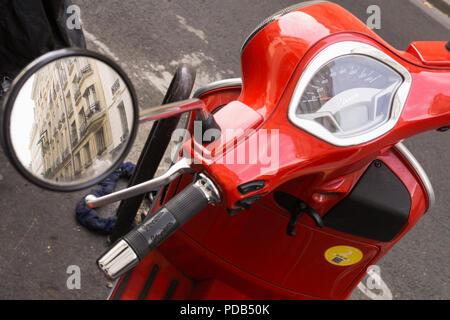 Red Vespa - Reflexion der Gebäude in Paris im Rückspiegel der roten Vespa. Stockfoto