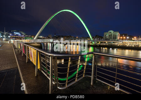 Blick auf den Fluss Tyne, der Gateshead Millennium Bridge und Newcastle Quayside Stockfoto