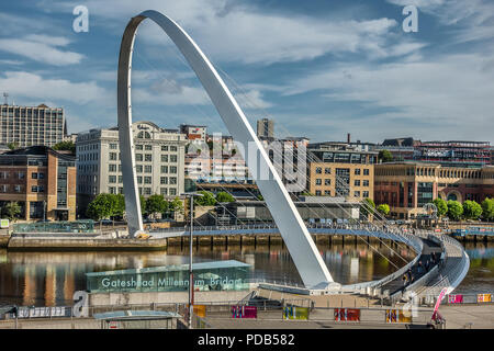 Blick auf den Fluss Tyne, der Gateshead Millennium Bridge und Newcastle Quayside Stockfoto