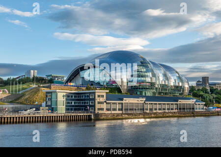 Blick auf den Fluss Tyne, der Salbei und der Ostsee in Gateshead Stockfoto