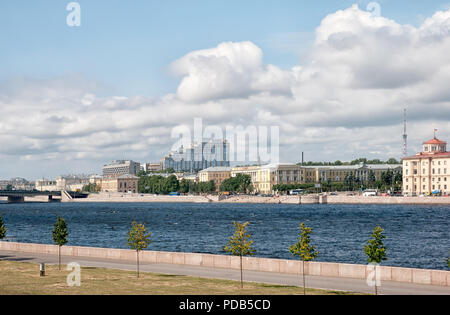 SAINT-Petersburg, Russland - 4. AUGUST 2018: Blick auf den Fluss Neva mit Arsenal Kai und Leninplatz. Vordergrund ist Fragment der Auferstehung Quay Stockfoto