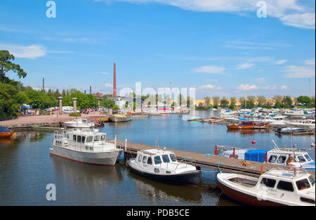 KOTKA, Finnland - 26. JUNI 2016: Pier mit Booten in Sapokka Bay. Auf dem Hintergrund ist maretarium. Die Stadt liegt in der Region Kymenlaakso Stockfoto