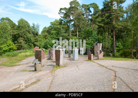 KOTKA, Finnland - 26. JUNI 2016: Stein Adler Ausstellung. Rock Sammlung landestypisch, stilisierte Vögel. Sapokka Wasser Garten Stockfoto