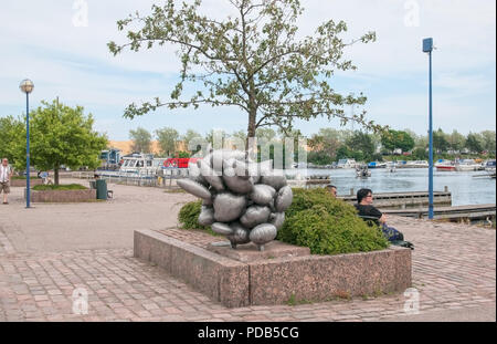 KOTKA, Finnland - 26. JUNI 2016: die Menschen in der Nähe von Sapokka Bay. Vordergrund Calvus, junge gewitterwolke Skulptur Zusammensetzung von Hanna Jaanisoo Stockfoto