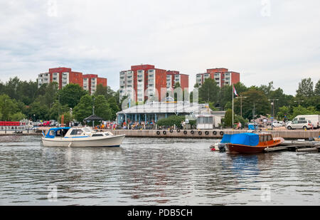 KOTKA, Finnland - 26. JUNI 2016: Leute, die sich für open Air Cafe auf dem Bahndamm in der Nähe von Sapokka Bay (Sapokkan Lahti). Die Stadt ist in Kymenlaakso Region Stockfoto