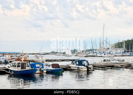 KOTKA, Finnland - 26. JUNI 2016: Boote und Yachten in der Bucht (Sapokkan Sapokka Lahti). Die Stadt ist in Kymenlaakso Region Stockfoto