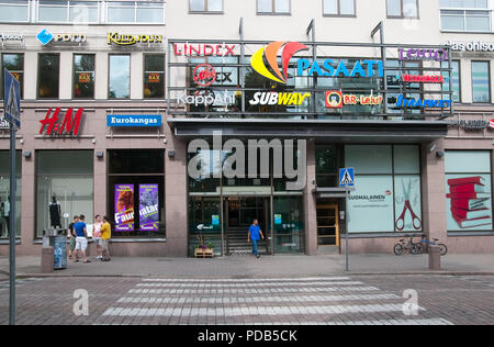 KOTKA, Finnland - 26. JUNI 2016: Menschen stehen in der Nähe der Eingang des Einkaufszentrums Pasaati. Die Stadt liegt in der Region Kymenlaakso Stockfoto