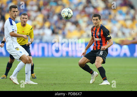 3 August, 2018 - KIEW, UKRAINE: Taras Stepanenko führt eine lange aufgehoben durch Verteidiger. Der Ukrainische Premier League. Dynamo Kiew - shakhtar Donet Stockfoto