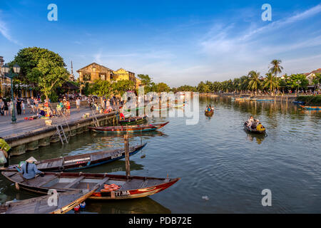 Belegte Zeit am frühen Abend mit touriss auf den Straßen von Hoi An und die Menschen in kleinen Booten. Stockfoto