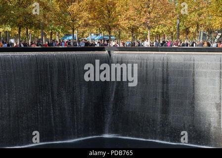 29-10-15, New York, USA. Das Memorial Pool am Denkmal 9/11. Foto: © Simon Grosset Stockfoto