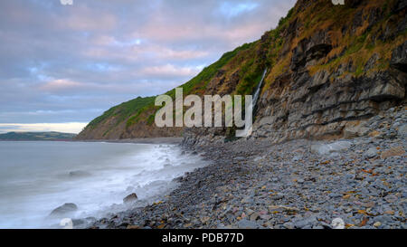 Sommer Sonnenuntergang am Strand von Mühle Buck's an der Küste von North Devon, Großbritannien Stockfoto