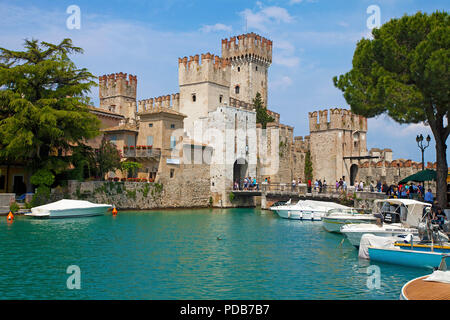 Scaliger Burg, Wahrzeichen von Sirmione, Gardasee, Lombardei, Italien Stockfoto