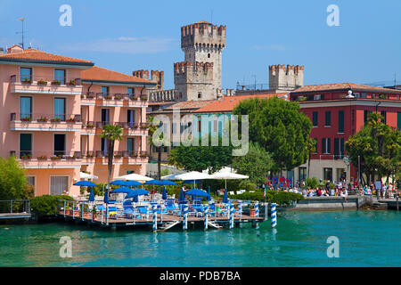 Restaurant an einem Dock am Lakeside, Scaliger Burg, Wahrzeichen von Sirmione, Gardasee, Lombardei, Italien Stockfoto