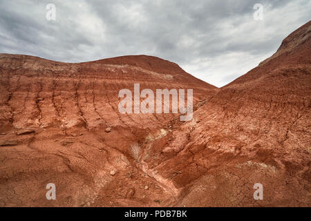 Rot gestreifte Berge bei bedecktem Himmel im Desert Park Altyn Emel in Kasachstan Stockfoto