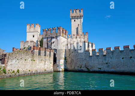 Scaliger Burg, Wahrzeichen von Sirmione, Gardasee, Lombardei, Italien Stockfoto