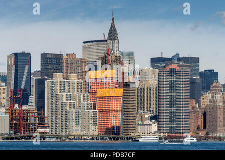 29-10-15, New York, USA. Bauarbeiten in Manhattan vom East River Ferry Pier in Greenpoint, Brooklyn gesehen. Foto: © Simon Grosset Stockfoto