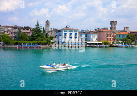 Motorboot der Seepromenade von Sirmione, Gardasee, Lombardei, Italien | Seepromenade und Holz- Docks an Sirmione, Gardasee, Lombardei, Italien Stockfoto