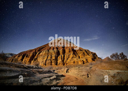 Roter Berg der Pyramide in der Wüste nachts Sternenhimmel Hintergrund. Astronomie Fotografie von Raum und Konstellationen. Stockfoto