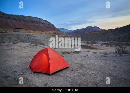 Touristische orange Zelt in der Wüste Berge bei Sonnenaufgang in Kasachstan Stockfoto