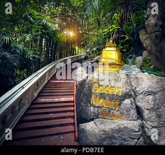 Goldenen Stupa Statue im tropischen Dschungel in der Nähe der Treppen in Wat Saket goldenen Berg Tempel Wahrzeichen in Bangkok, Thailand Stockfoto