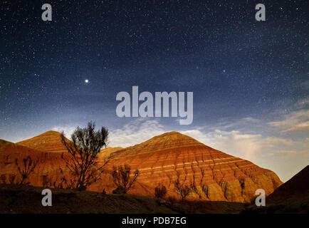 Rote Berge in der Schlucht Wüste bei Nacht Sternenhimmel Hintergrund. Astronomie Fotografie von Raum und Landschaft. Stockfoto