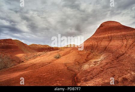 Rot gestreifte Berge bei bedecktem Himmel im Desert Park Altyn Emel in Kasachstan Stockfoto