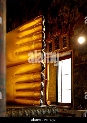 Die Füße des Großen Goldenen Buddha-statue im Wat Pho Tempel in Bangkok, Thailand. Symbol für die buddhistische Kultur. Stockfoto