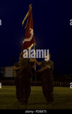 Us Marine Corps Generalleutnant Lawrence D. Nicholson, der scheidende Kommandierender General des III Marine Expeditionary Force, übergibt die III MEF Schlacht Farben zu Generalleutnant Eric M. Smith, die eingehenden kommandierenden General Aug 2, 2018, am Lager Courtney, Okinawa, Japan. Die Übertragung der III MEF Schlacht Farben ist Teil der Marine Corps Tradition bedeutet die Änderung der Befehl. (U.S. Marine Corps Foto von Lance Cpl. Harrison Rakhshani) Stockfoto