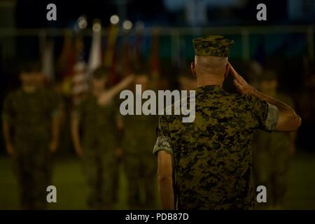 Generalleutnant Eric M. Smith, eingehende Kommandierender General des III Marine Expeditionary Force, begrüßt der Befehlshaber der Truppen während die III MEF Ändern des Befehls Zeremonie Aug 2, 2018, am Lager Courtney, Okinawa, Japan. Vor Übernahme seines Amtes als Kommandierender General des III MEF, Smith als kommandierender General der 1. Marine Division. (U.S. Marine Corps Foto von Lance Cpl. Harrison Rakhshani) Stockfoto