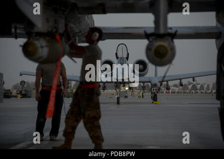 Us Air Force Mannschaft Leiter mit dem 75Th Expeditionary Jagdgeschwader verhalten Preflight Checks auf einer A-10 Thunderbolt II C vor dem Abflug aus Kandahar Airfield, Afghanistan, Aug 2, 2018. Die Flieger, von Moody Air Force Base, Georgien, sind zur Unterstützung der Operation, die die Freiheit des Sentinel durch Schließen - eine Unterstützung für die afghanischen Streitkräfte und andere Koalitionspartner eingesetzt. Die Thunderbolt II eine Vielzahl von konventioneller Munition, einschließlich allgemeiner Zweck Bomben einsetzen können, Cluster Bomb Einheiten, Laser-gesteuerte Bomben, Joint Direct attack Munition oder JDAM, Wind korrigiert Munitions Dispenser oder Wcmd, Stockfoto