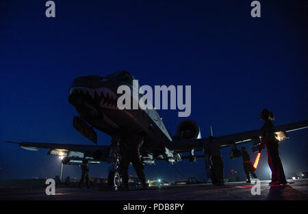 Mannschaft Leiter vom 75th Expeditionary Jagdgeschwader Verhalten vor auf einer A-10 Thunderbolt II C vor dem Take-off aus Kandahar Airfield, Afghanistan, Aug 2, 2018. Die Flieger, von Moody Air Force Base, Georgien, sind zur Unterstützung der Operation, die die Freiheit des Sentinel durch Schließen - eine Unterstützung für die afghanischen Streitkräfte und andere Koalitionspartner eingesetzt. (U.S. Air Force Foto: Staff Sgt. Kristin Hoch) Stockfoto