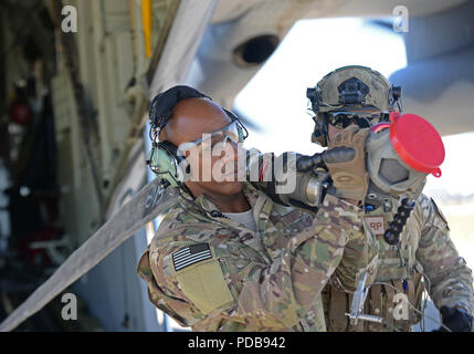 Chief Master Sgt. der Air Force Kaleth O. Wright trägt eine kraftstoffschlauch von einem MC-130J II Commando während einer vorderen Bereich Tanken Punkt Übung an RAF Mildenhall, England, August 2, 2018. Während der Begehung, Wright mit dem Flieger aus verschiedenen Einheiten nach seinen Bedürfnissen zu fragen und zu sehen, wie sie die Mission zu erfüllen. (U.S. Air Force Foto von älteren Flieger Luke Milano) Stockfoto