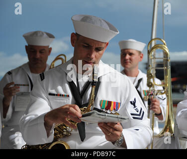 NORFOLK, Virginia (Aug. 3, 2018) Segler der US-Flotte Kräfte Band spielen im U-Boot -Kraft des Befehls Zeremonie an Bord der Virginia-Klasse schnell-Angriffs-U-Boot USS Washington (SSN787) in Norfolk, Virginia. Vice Adm. Charles A. Richard entlastet Vice Adm. Joseph E. Tofalo als Kommandant von U-Boot Kräfte. (U.S. Marine Foto von Chief Mass Communication Manager Darryl Holz/Freigegeben) Stockfoto