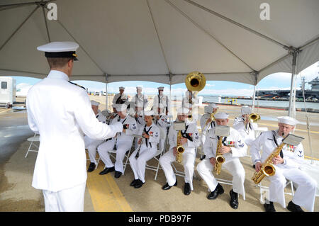 NORFOLK, Virginia (Aug. 3, 2018) Segler der US-Flotte Kräfte Band spielen im U-Boot -Kraft des Befehls Zeremonie an Bord der Virginia-Klasse schnell-Angriffs-U-Boot USS Washington (SSN787) in Norfolk, Virginia. Vice Adm. Charles A. Richard entlastet Vice Adm. Joseph E. Tofalo als Kommandant von U-Boot Kräfte. (U.S. Marine Foto von Chief Mass Communication Manager Darryl Holz/Freigegeben) Stockfoto