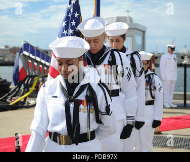 NORFOLK, Virginia (Aug. 3, 2018) Segler der Naval Medical Center Portsmouth Color Guard Bogen ihre Köpfe wie die Anrufung ist an das U-Boot und -kraft des Befehls Zeremonie an Bord der Virginia-Klasse schnell-Angriffs-U-Boot USS Washington (SSN787) in Norfolk, Virginia. Vice Adm. Charles A. Richard entlastet Vice Adm. Joseph E. Tofalo als Kommandant von U-Boot Kräfte. (U.S. Marine Foto von Chief Mass Communication Manager Darryl Holz/Freigegeben) Stockfoto